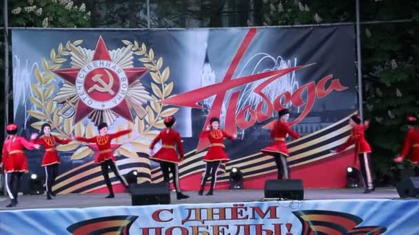 普里莫尔斯科 Akhtarsk 俄罗斯 2017年5月9日 庆祝胜利日在5月9日 普里莫尔斯科 Akhtarsk 镇广场节日音乐会 — 图库视频影像
