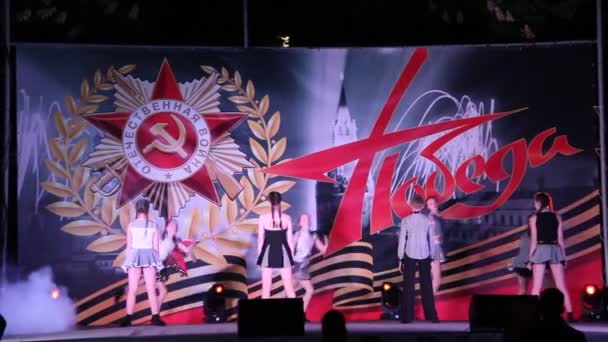 プリモルスコに位置 Akhtarsk ロシア 2017 日の戦勝記念日のお祝い プリモルスコ Akhtarsk の町の広場でお祭りコンサート — ストック動画