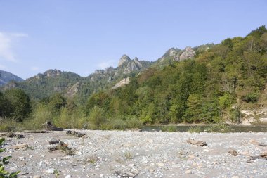 Güzel manzara nehir ve dağ. Kuzey Kafkasya, Krasnodar Krayı ipini nehirdir