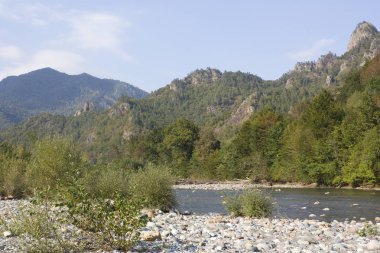 Güzel manzara nehir ve dağ. Kuzey Kafkasya, Krasnodar Krayı ipini nehirdir