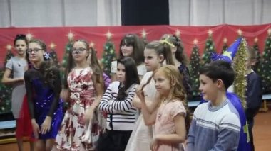 Primorsko-Akhtarsk, Rusya-26 Aralık 2017: Büyük salon çocuklarda yılbaşı kutlamak. Okulda Noel ağacı