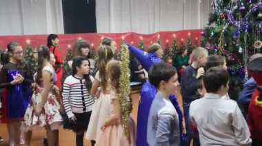 Primorsko-Akhtarsk, Rusya-26 Aralık 2017: Büyük salon çocuklarda yılbaşı kutlamak. Okulda Noel ağacı