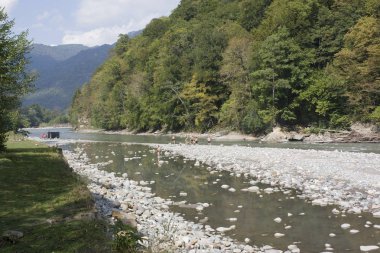 Güzel manzara nehir ve dağ. Kuzey Kafkasya, Krasnodar Krayı ipini nehirdir