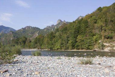 Güzel manzara nehir ve dağ. Kuzey Kafkasya, Krasnodar Krayı ipini nehirdir