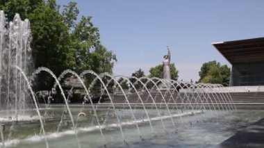 Krasnodar, Rusya Federasyonu - May25, 2018: Çeşme ve heykel Krasnodar İskender Bulvarı'nda 