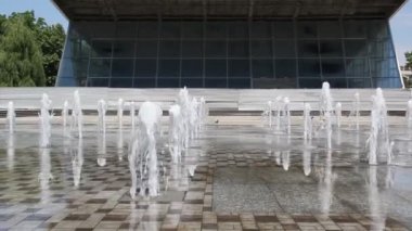 Krasnodar, Rusya Federasyonu - May25, 2018: Çeşme ve sinema Krasnodar İskender Bulvarı'nda 