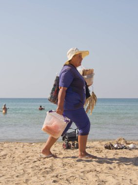 Anapa, Rusya - 27 Eylül 2015: Kadın tatlı kek satarak sahilde