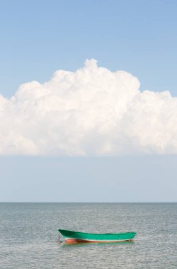 Güzel beyaz bulut denize. Deniz yeşil ahşap tekne
