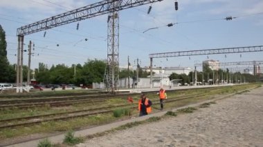 Krasnodar, Rusya Federasyonu - 11 Mayıs 2018: demiryolu işçileri biçimini denetleyin. Demiryolu kavşak Krasnodar şehir çevresinde
