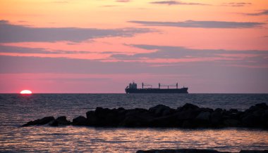 Deniz gemi siluetleri ile on Sunset