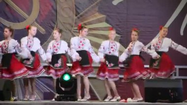 Primorsko-Akhtarsk, Rusya Federasyonu - 9 Mayıs 2018: 9 Mayıs zafer bayramı kutlaması. Kare kasaba Primorsko-Akhtarsk içinde festival konser