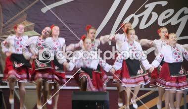 Primorsko-Akhtarsk, Rusya Federasyonu - 9 Mayıs 2018: 9 Mayıs zafer bayramı kutlaması. Kare kasaba Primorsko-Akhtarsk içinde festival konser