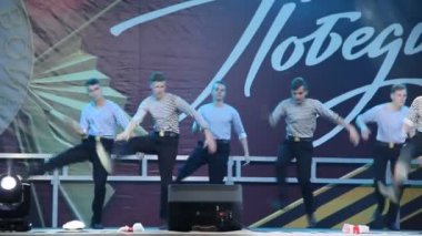 Primorsko-Akhtarsk, Rusya Federasyonu - 9 Mayıs 2018: 9 Mayıs zafer bayramı kutlaması. Kare kasaba Primorsko-Akhtarsk içinde festival konser