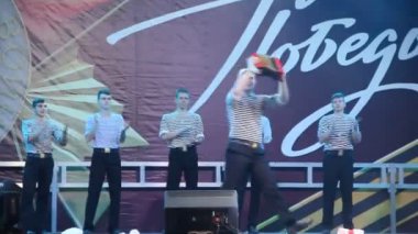 Primorsko-Akhtarsk, Rusya Federasyonu - 9 Mayıs 2018: 9 Mayıs zafer bayramı kutlaması. Kare kasaba Primorsko-Akhtarsk içinde festival konser