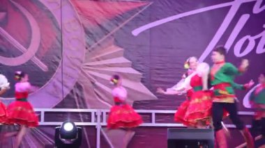 Primorsko-Akhtarsk, Rusya Federasyonu - 9 Mayıs 2018: 9 Mayıs zafer bayramı kutlaması. Kare kasaba Primorsko-Akhtarsk içinde festival konser