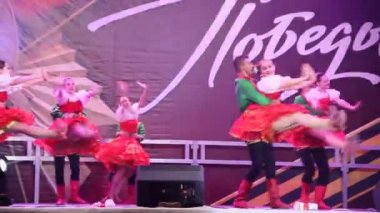  Primorsko-Akhtarsk, Rusya Federasyonu - 9 Mayıs 2017: 9 Mayıs zafer bayramı kutlaması. Kare kasaba Primorsko-Akhtarsk içinde festival konser