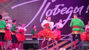  Primorsko-Akhtarsk, Rusya Federasyonu - 9 Mayıs 2017: 9 Mayıs zafer bayramı kutlaması. Kare kasaba Primorsko-Akhtarsk içinde festival konser