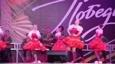  Primorsko-Akhtarsk, Rusya Federasyonu - 9 Mayıs 2017: 9 Mayıs zafer bayramı kutlaması. Kare kasaba Primorsko-Akhtarsk içinde festival konser