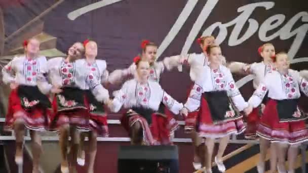 俄罗斯 Primorsko Akhtarsk 2018年5月9日 5月9日胜利日的庆祝活动 普里莫尔斯科 阿克塔尔斯克镇广场上的节日音乐会 — 图库视频影像