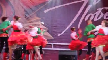  Primorsko-Akhtarsk, Rusya Federasyonu - 9 Mayıs 2017: 9 Mayıs zafer bayramı kutlaması. Kare kasaba Primorsko-Akhtarsk içinde festival konser