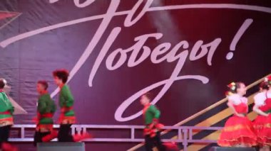  Primorsko-Akhtarsk, Rusya Federasyonu - 9 Mayıs 2017: 9 Mayıs zafer bayramı kutlaması. Kare kasaba Primorsko-Akhtarsk içinde festival konser