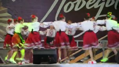  Primorsko-Akhtarsk, Rusya Federasyonu - 9 Mayıs 2017: 9 Mayıs zafer bayramı kutlaması. Kare kasaba Primorsko-Akhtarsk içinde festival konser