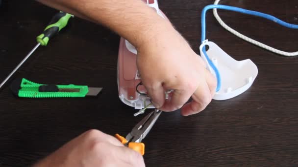Homem Repara Ferro Eléctrico Mãos Homem Close — Vídeo de Stock