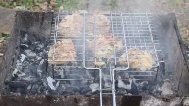 Barbekü ızgara yemek. Et kömürlerin üzerinde kızarmış