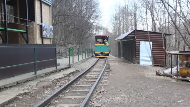 グアム渓谷 クラスノダール地方に観光客の Guamka ロシア連邦 2016 鉄道掘ったロール — ストック動画