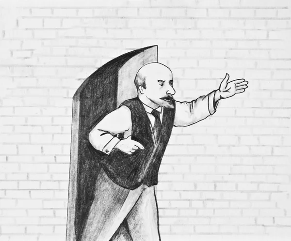 Człowiek Stoi Pobliżu Otwartych Drzwi Wskazuje Odległość — Zdjęcie stockowe