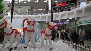 Krasnodar, Rusya - 6 Kasım 2018: Şenlikli dekorasyon alışveriş merkezi. Yeni yıl ve Noel