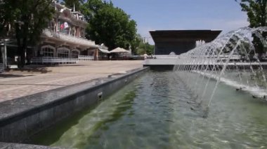 Krasnodar, Rusya Federasyonu - May25, 2018: Çeşme ve heykel Krasnodar İskender Bulvarı'nda 