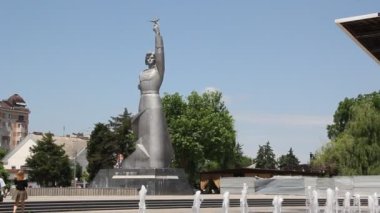 Krasnodar, Rusya Federasyonu - May25, 2018: Çeşme ve heykel Krasnodar İskender Bulvarı'nda 