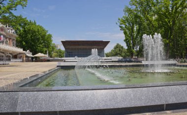 Krasnodar, Rusya - 25 Mayıs 2018: Çeşme ve film tiyatro Krasnodar İskender Bulvarı'nda 
