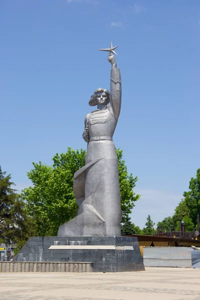克拉斯诺达尔 俄罗斯 2018年5月25日 纪念碑 拿着明星的工农红军女兵 — 图库照片