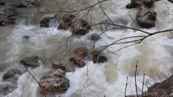 Θυελλώδη Νερό Ρέει Μεταξύ Τις Υγρές Πέτρες — Αρχείο Βίντεο