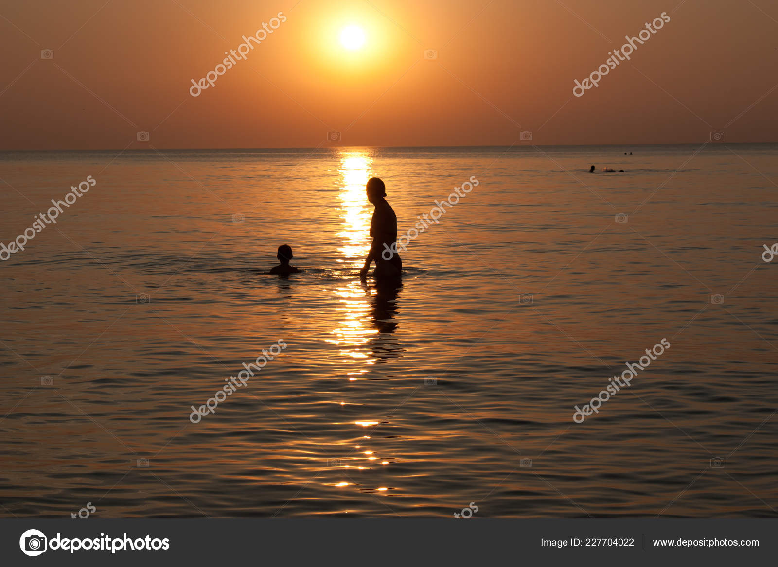 Coucher Soleil Sur Mer Silhouettes Mère Avec Bébé Jouer Dans