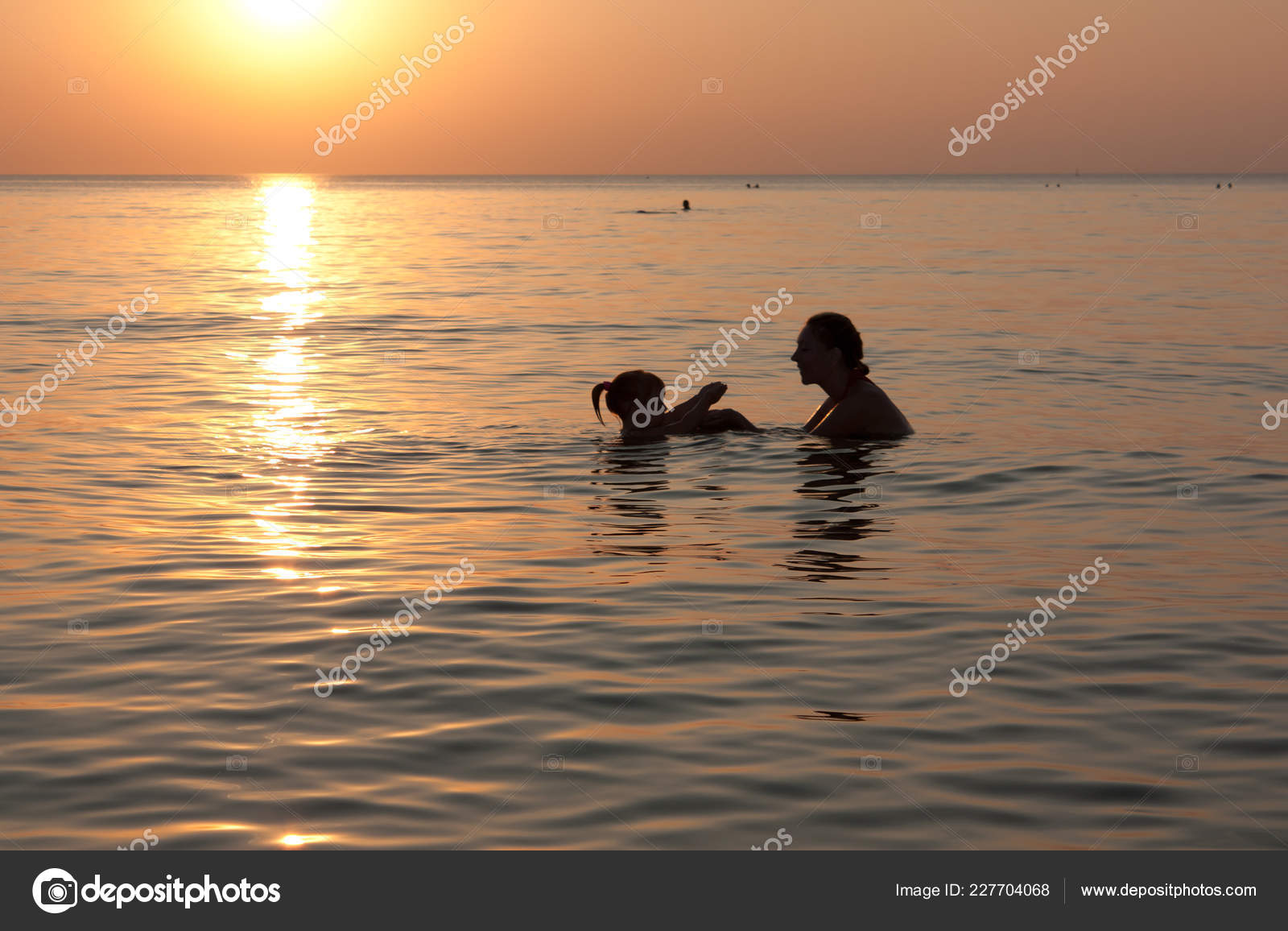 Coucher Soleil Sur Mer Silhouettes Mère Avec Bébé Jouer Dans