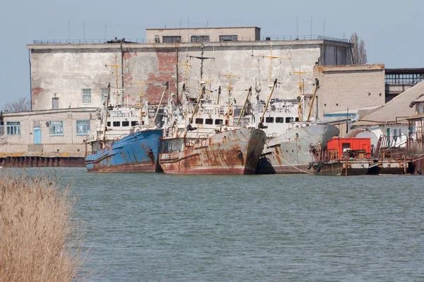 Few Fishing Boats Rusting Bay Pier — Stock Photo, Image