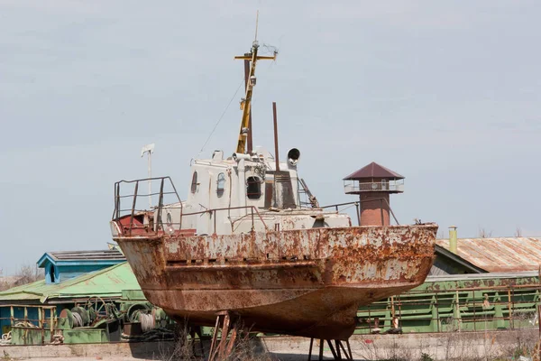 Old Fishing Boat Rusts Shore — Stock Photo, Image
