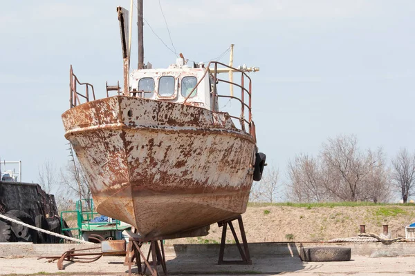 Old Fishing Boat Rusts Shore — Stock Photo, Image