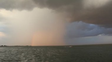 Yaklaşan fırtına öncesi sessizlik batan güneşin göle.