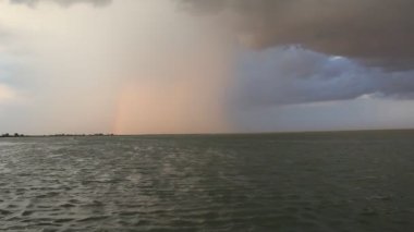 Yaklaşan fırtına öncesi sessizlik batan güneşin göle.