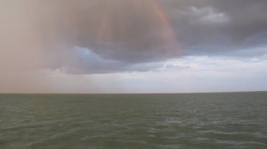 Yaklaşan fırtına öncesi sessizlik batan güneşin göle.