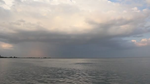 Lago Pôr Sol Antes Tempestade Iminente — Vídeo de Stock