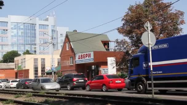 Κρασνοντάρ Ρωσία Αυγούστου 2016 Kommunarov Street Στο Κρασνοντάρ Αυτοκίνητο Αυτοκίνητα — Αρχείο Βίντεο