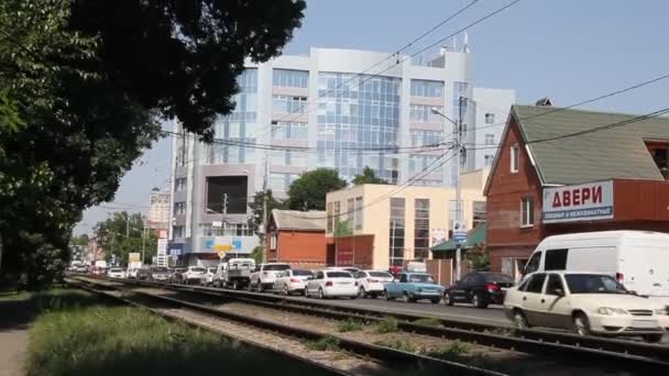 Krasnodar Ryssland Augusti 2016 Kommunarov Street Krasnodar Bilar Kör Långsamt — Stockvideo