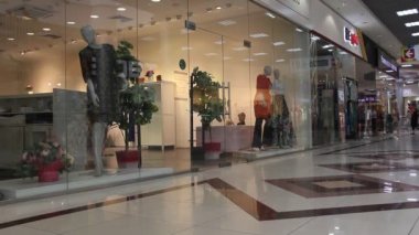 Krasnodar, Rusya - 25 Ağustos 2016: giysi ve ayakkabı satan marka mağazaları