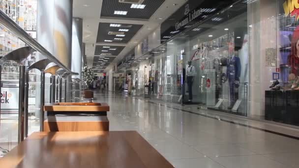 俄罗斯克拉斯诺达尔 2016年8月25日 销售服装和鞋子的品牌商店 — 图库视频影像