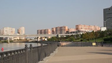 Krasnodar, Rusya Federasyonu-Ağustos 23,2018: Kuban Nehri ve sahilde modern evler.